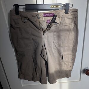 Gloria Vanderbilt Tan Cargo Shorts Versatile Style